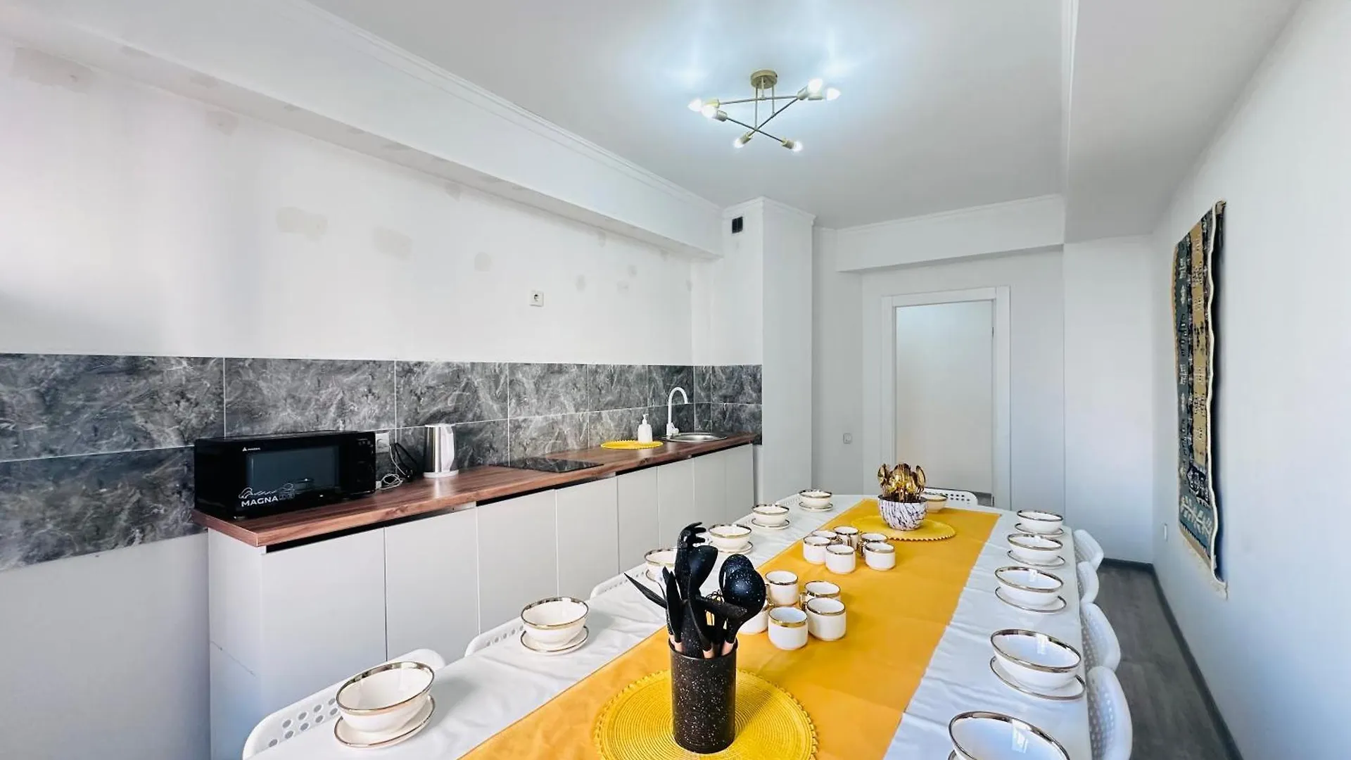 Огромные Апартаменты У Центра С 2 Ванными Комнатами Apartment