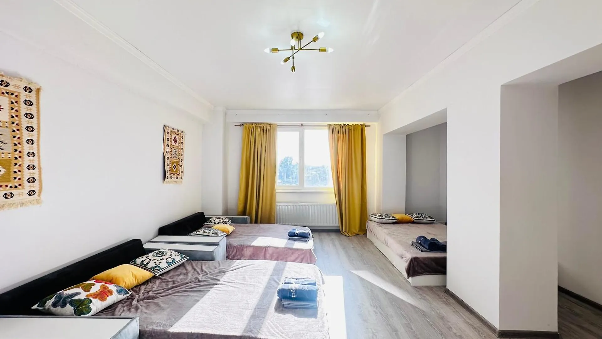 Огромные Апартаменты У Центра С 2 Ванными Комнатами Apartment Almaty