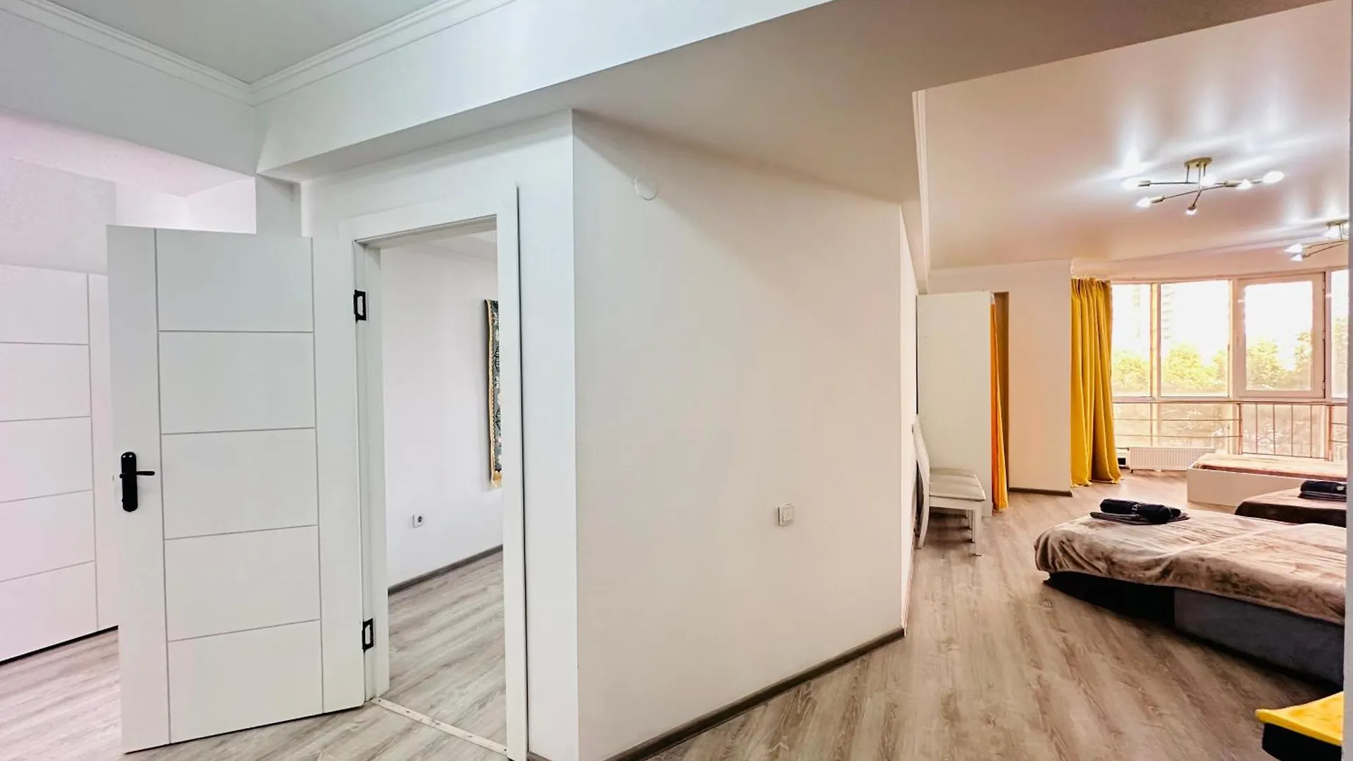 Огромные Апартаменты У Центра С 2 Ванными Комнатами Apartment
