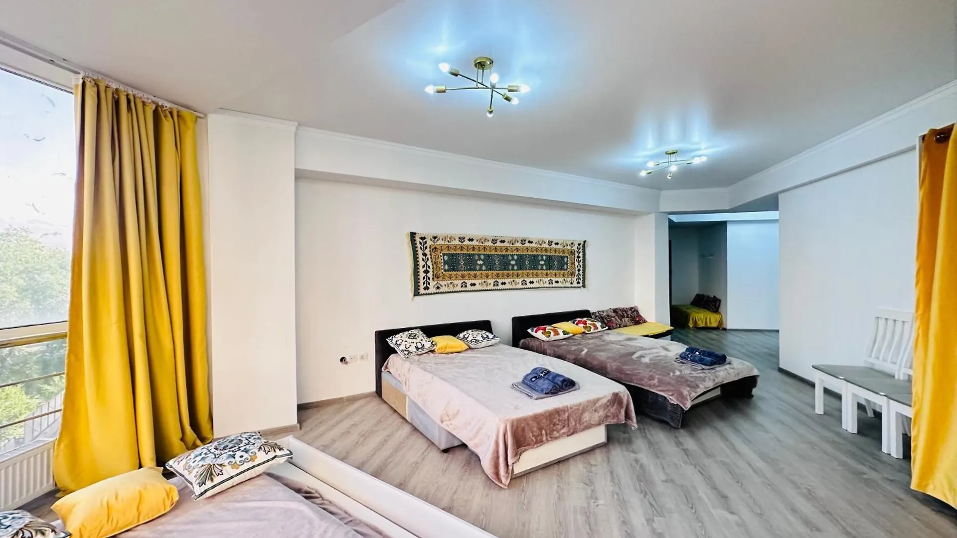 Огромные Апартаменты У Центра С 2 Ванными Комнатами Apartment Almaty
